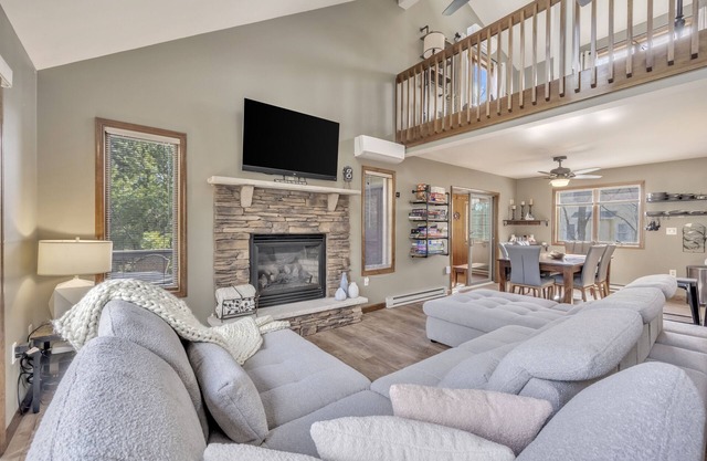 Steps to the Lake: 4 BDR, HotTub, GameRoom, Deck, Lake, Pool, Marina, Skiing