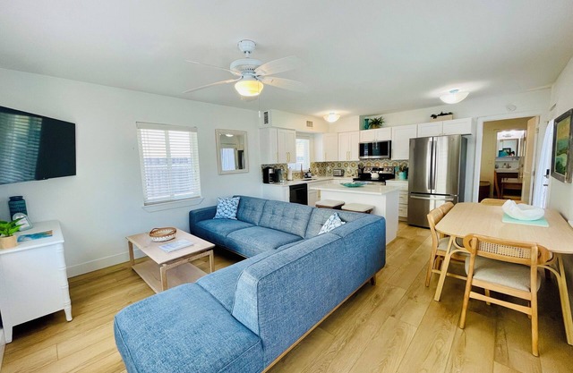 Steps to the Beach, No Car Needed, Completely Permitted Remodel + King Size Bed!