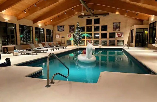 Stien Oasis: Heated Indoor Pool Oasis With Theater, Bar&Tennis Court.