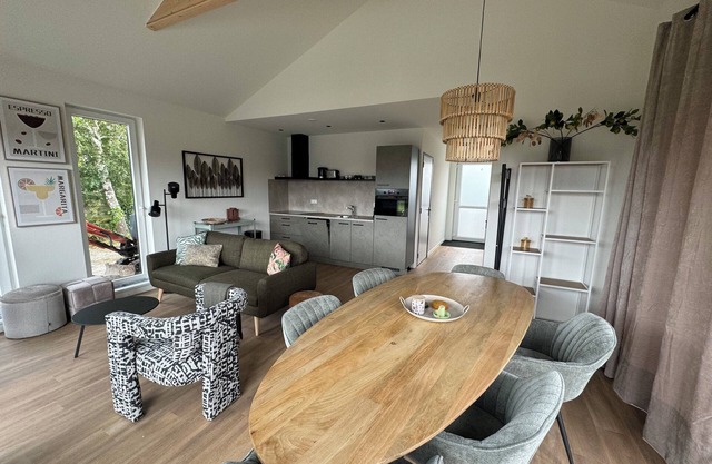 Stilvolles Ferienhaus am Wasser