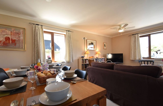 Stoats, a family & dog friendly holiday home for 8, close to the beach & Rye