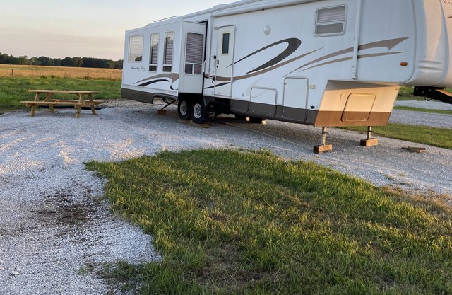 Stocked 4 seasons 5th wheel near Truman Lake in beautiful new campground