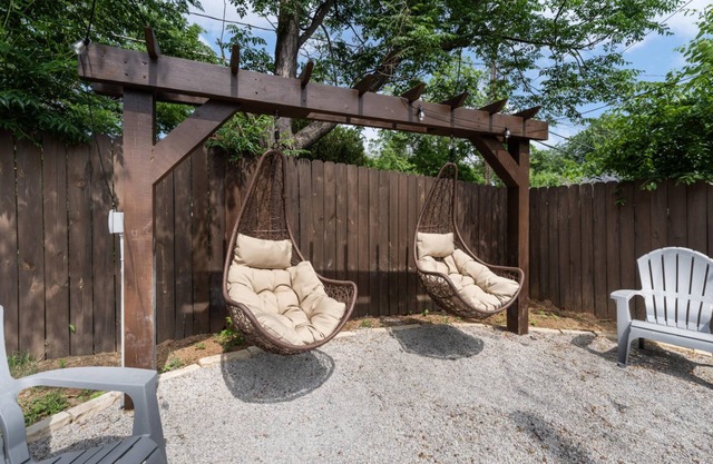 Stockyards- 4min Pet Friendly 3BR Luxe Gem