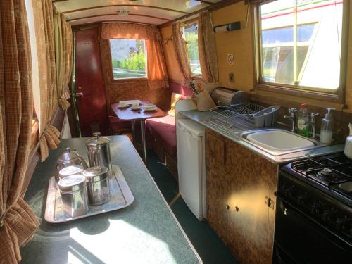 Stone - Boat - Sleeps 4 - Pet Friendly-85ws