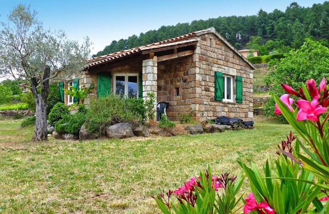 Stone cottage with shared pool, Chambonas