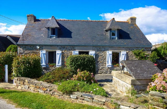 Stone house, between beach and village, sleeps 4, Wifi, parking