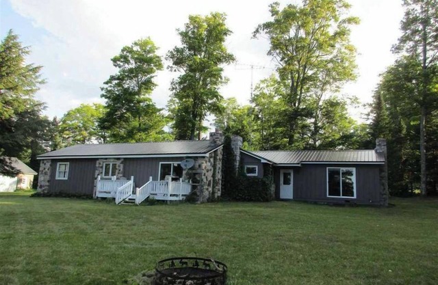 Stone House:Fire Pits and Lake Dips – The Best Summer Stay on East Lake!