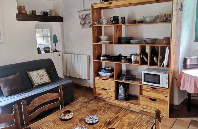 Stone house in the heart of Larzac, free-roaming horses and horse-drawn carriage rides