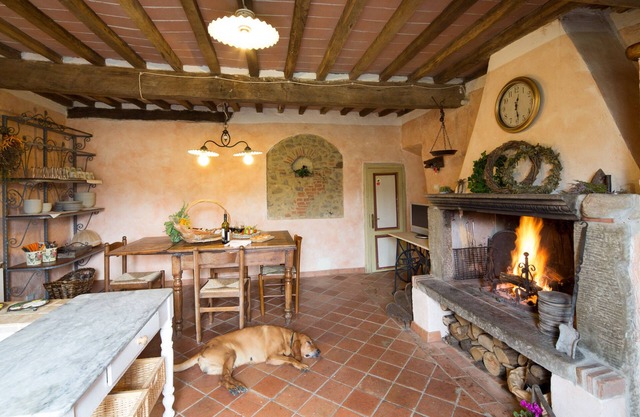 Stone house with 4 double bedrooms and kitchen with fireplace
