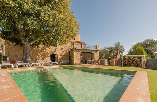 Stone house with private garden, swimming pool, jacuzzi, barbecue, table football and billiards