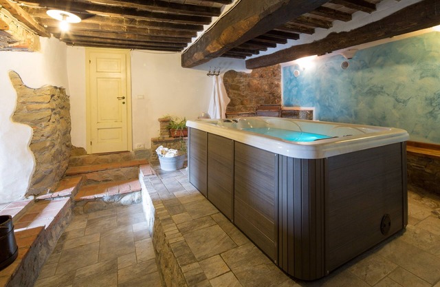 Stone Rustico with Jacuzzi, Infrared Sauna Escluiva