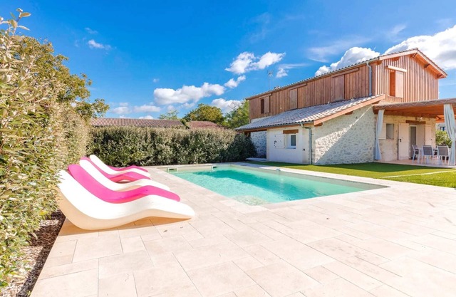 Stone tobacco drying shed, gîte with swimming pool near Saint Emilion