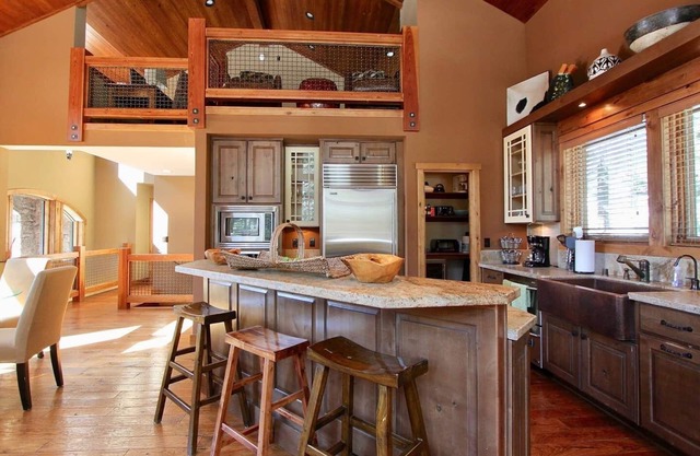 Stonegate #14 Luxury Cabin with Hot Tub - Walking Distance to Village & Gondola!