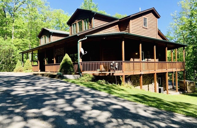 Stones Throw, a cozy yet spacious mountain retreat!