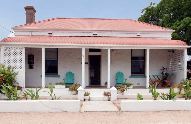 StoneScape Retreat: Blend of Wallaroo's Historic Charm and Beach Getaway