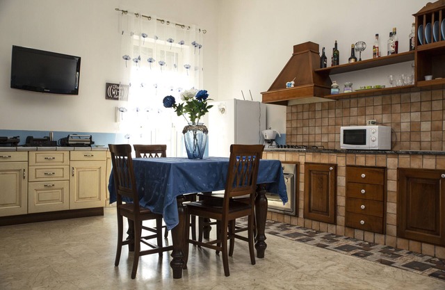 Strategic location, a few km from Naples and Caserta, well-equipped apartment.