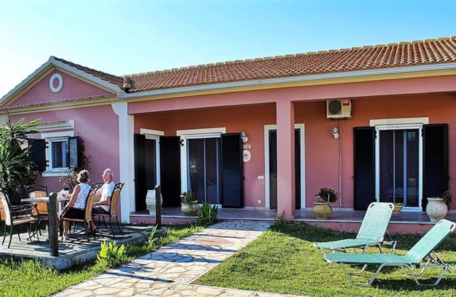 STRAWBERRY - 3 bedroom, 2 bathroom Private Villa, Wifi and Aircon throughout