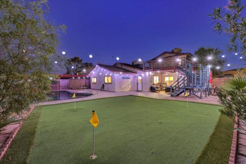 Strip-side Villa 5BR3BA, Pool, Mini Golf, Karaoke