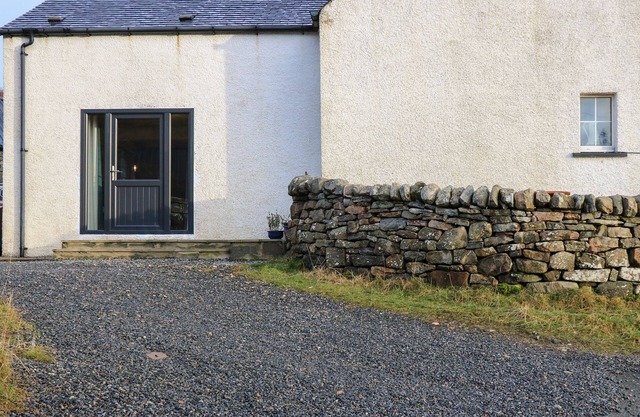 STRUTHAN, pet friendly, character holiday cottage in Isle Of Lewis