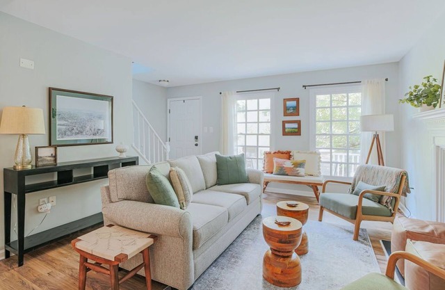 Stuart Cottage: Walk to downtown + Sleeps 8