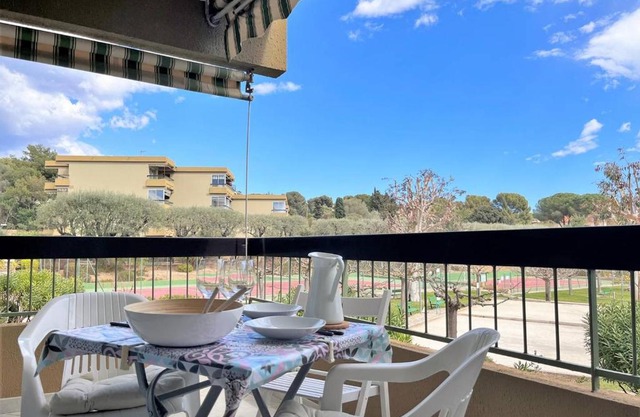 Studio à Bormes-les-Mimosas avec Terrasse, Piscine et Parking à Proximité de la Plage - FR-1-251-494