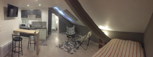 Studio, étage 3, spacieux refait à neuf