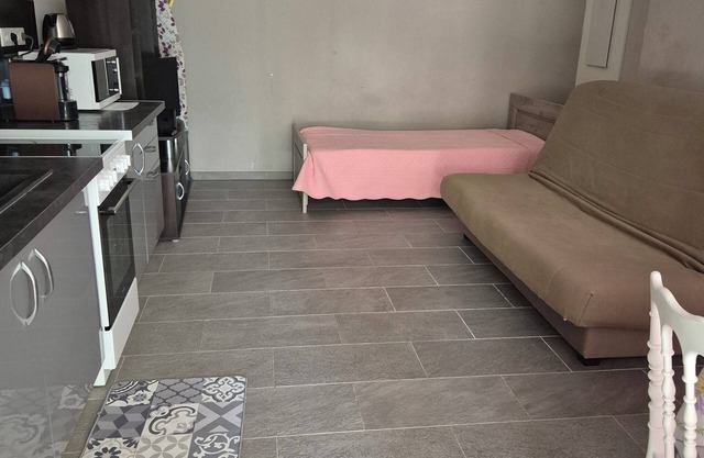 Studio 10 min from the beach for 3 people