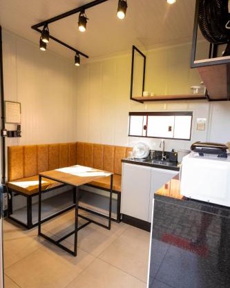 Studio 10 no bairro Ahú com Wi-Fi novo 1º andar