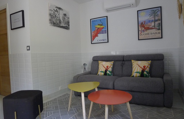 Studio 100 meters from the Croisette and beaches.