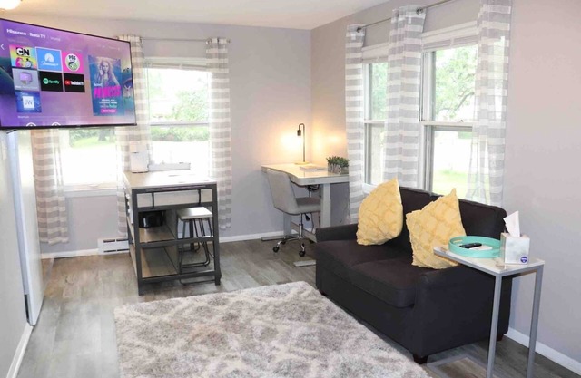 Studio| 2 min drive to Downtown Oswego