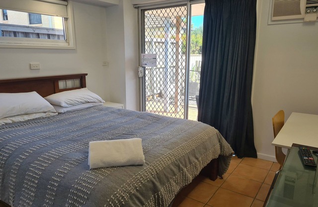 Studio 2 - self contained - walk to cafes and beaches