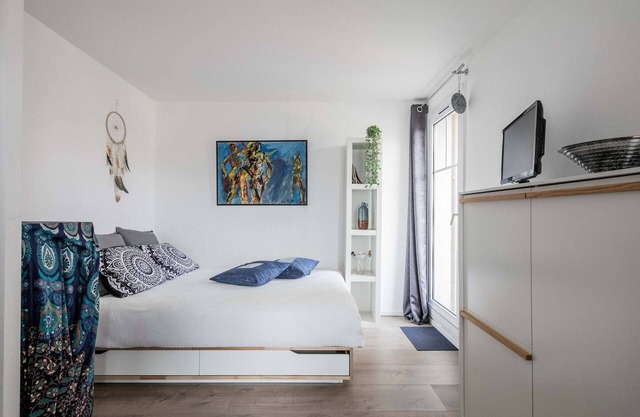 Studio 24m2, balcony, reversible air conditioning, private parking, streetcar