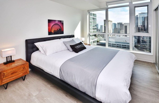 Studio 2BR Apt with GYM, Close to CN Tower