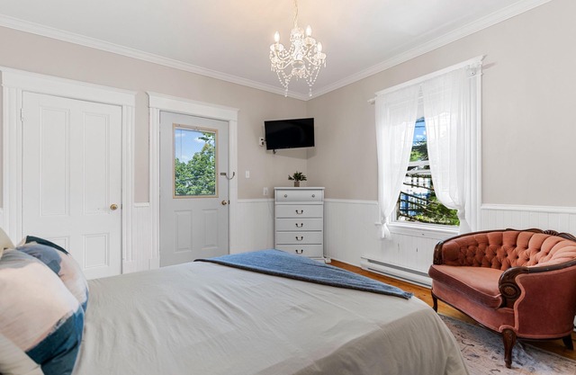Studio 6 ~ 1 BDRM w/ Private Bath & Balcony