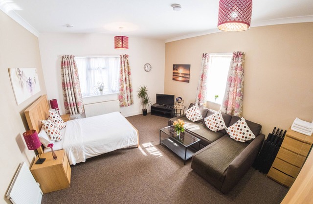 Studio 7 minutes’ walk from Ilford Rail Station