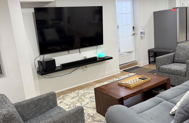 Studio 8848 - 3 Bedroom Basement Apartment - Oasis in Suburban