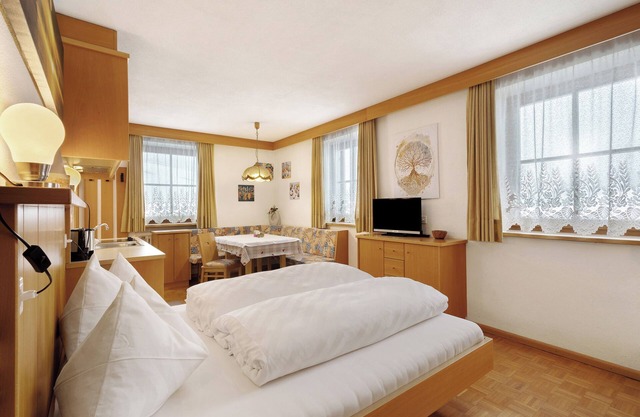 Studio Apartment 'Untersinnerhof Apt Herbst' with Mountain View, Shared Garden and Wi-Fi