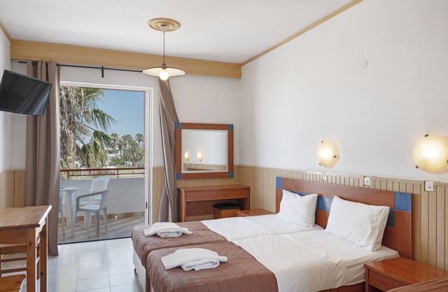 Studio Apartment 'Golden Sun 7' with Sea View, Shared Pool and Wi-Fi