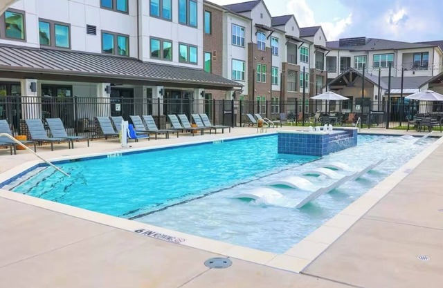 Studio apartment in great location with pool, gym, washer/dryer, WiFi