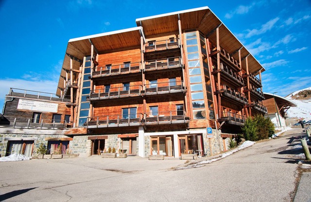 Studio Apartment 'L'Oursière' with Mountain View and Balcony