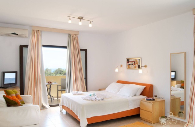 Studio Apartment 'Miraluna 1' with Private Terrace, Wi-Fi and Air Conditioning