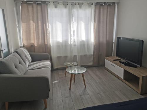 Studio avec cuisine séparée tout proche de la gare