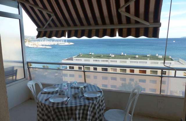 Studio avec Vue Mer, Terrasse, Climatisation et Parking au Lavandou - FR-1-308-161