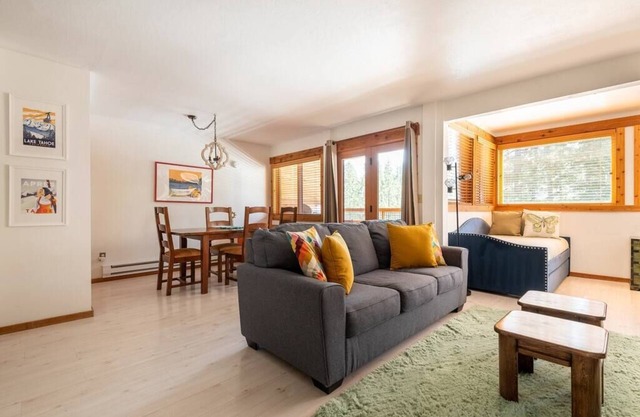 Studio by Palisades Tahoe w/pool & tub access.