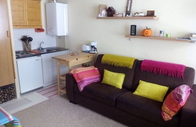 Studio cabin for 4 with covered parking, south balcony on the slopes