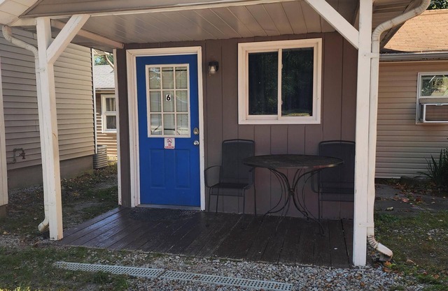 Studio Cabins - Delightful studio cabins located at Outrigger Resort sleep 4! 1/4 mile away from Indiana Beach Amusement Park. These cabins have options featuring two (2) queen beds OR one (1) queen and one (1) futon. 350-450 square feet. All studio