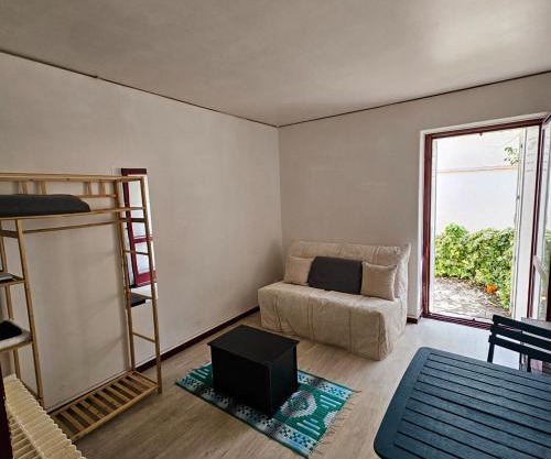 Studio calme avec petit jardinet