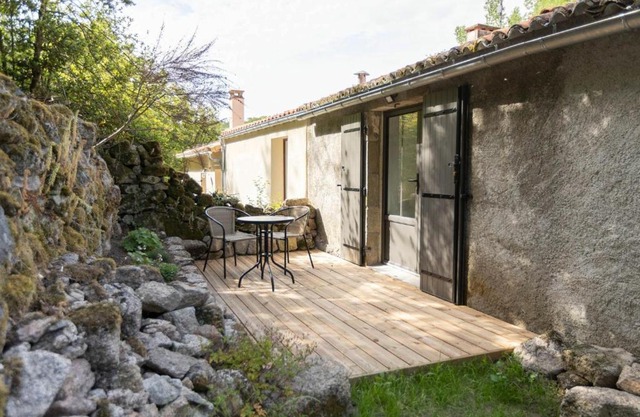 Studio cosy rénové avec terrasse privative, pour 2 personnes, proche de la Sèvre - FR-1-426-483