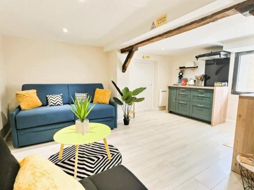 Studio cosy refait à neuf - proche aéroport et tram