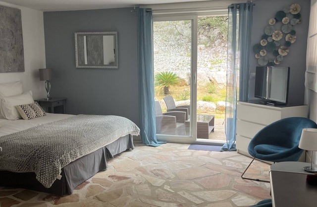 Studio en Chambre D'hôtes Proche de St Guilhem le Désert Avec Piscine et Jacuzzi